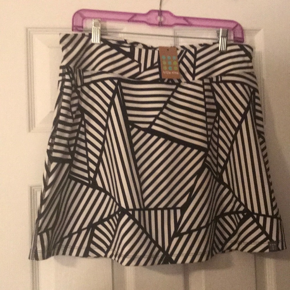 BRAND NEW - Graphic Print Skort